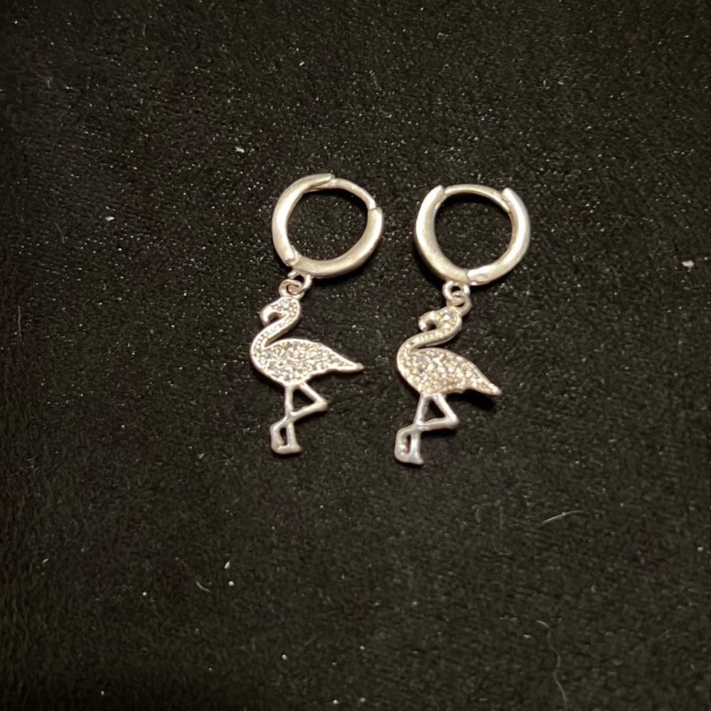 Elegant pair of .925 Silver hoop earrings with flamingo pendant🦩🦩🩶🤍💎